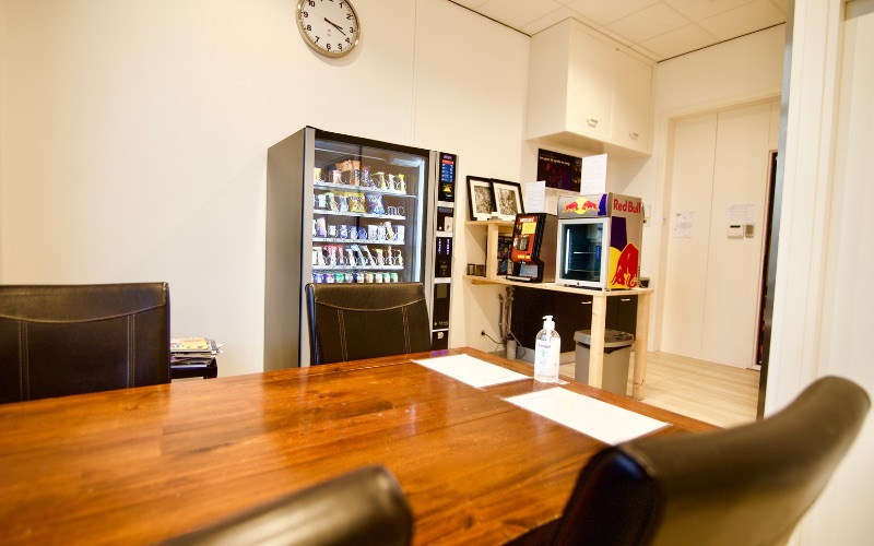 Lounge bij Silver Note Studios met snackautomaat, koelkast en zithoek