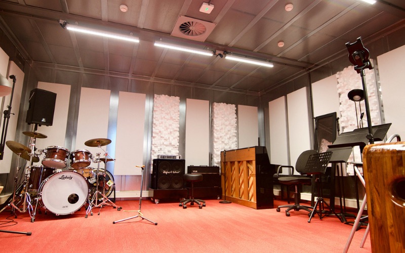 Oefenruimte Rood bij Silver Note Studios met Ludwig drumstel, versterkers en akoestische piano