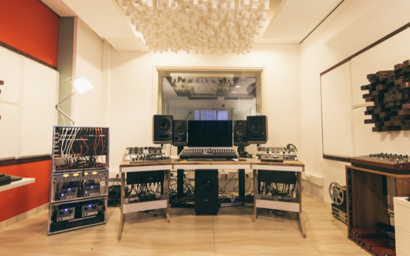 Studioruimte Wit bij Silver Note Studios met professionele monitoren en producer desk